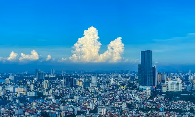 Một lãnh đạo cơ sở của Hà Nội cho rằng nhà dân làm trong ngõ nhỏ, vi phạm trật tự xây dựng từ thời điểm trước xử lý rất khó. Ảnh: Nghĩa Nguyễn