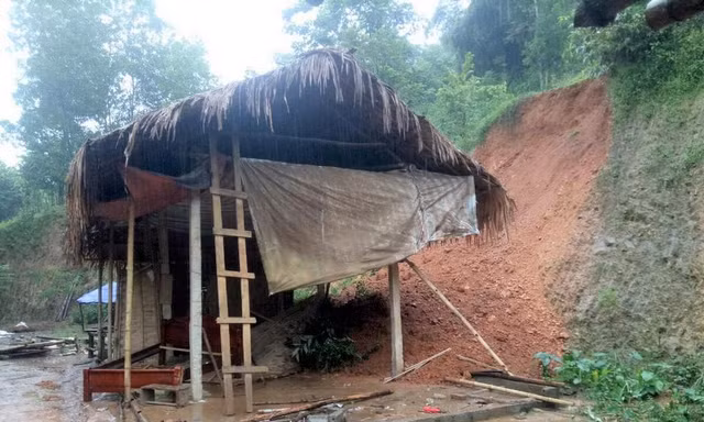 Đất đồi sạt lở làm sập một phần nhà dân ở xã Châu Khê, huyện Con Cuông (Nghệ An)