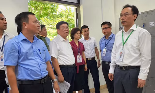Đoàn kiểm tra công tác chuẩn bị thi tốt nghiệp THPT năm 2024 của Bộ GD&ĐT. Ảnh: CÔNG HUY