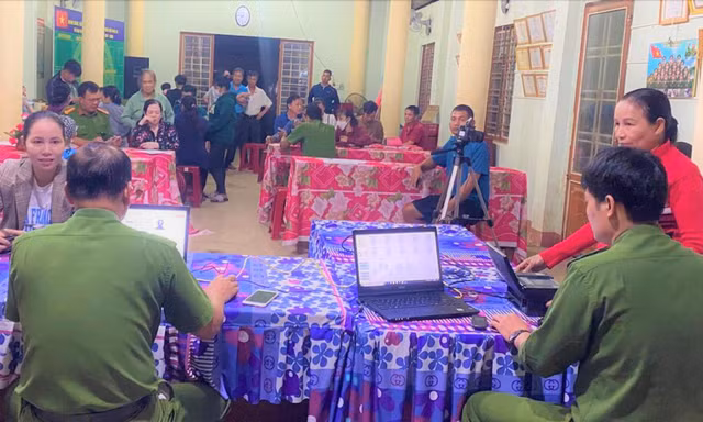 Lực lượng công an Đắk Nông làm CCCD và tài khoản định danh điện tử cho người dân