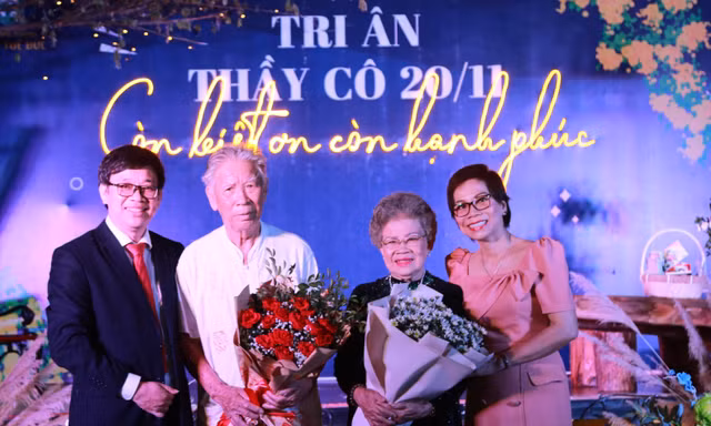 Vợ chồng TS Nguyễn Thanh Tùng cùng bố mẹ trong đêm nhạc “để đời” 