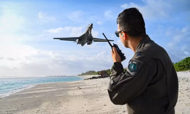 Quân nhân Mỹ theo dõi máy bay ném bom hạng nặng B-1B Lancer hạ cánh xuống căn cứ quân sự Diego Garcia, Quần đảo Chagos. Ảnh: US Air Force