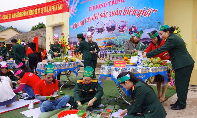 Cán bộ, chiến sĩ Bộ Chỉ huy Quân sự tỉnh Quảng Trị và đơn vị đồng hành thi gói bánh chưng, bày mâm ngũ quả trong chương trình Tết quân dân năm 2024 