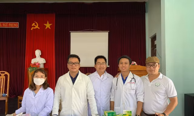 TS Nguyễn Phước Vinh (thứ 2, từ trái qua) tham gia chương trình khám bệnh, phát thuốc miễn phí cho người dân