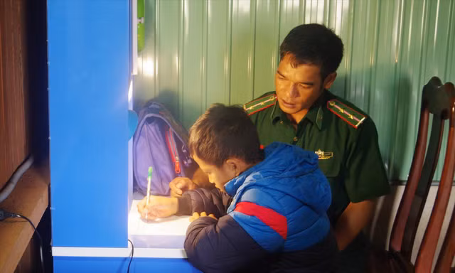 Những ông bố nuôi ở miền biên thùy