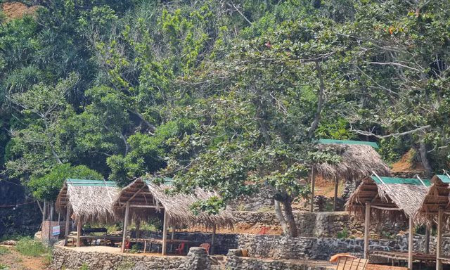 Hàng quán mọc lên bên thềm trầm tích núi lửa. Ảnh: Nguyễn Ngọc