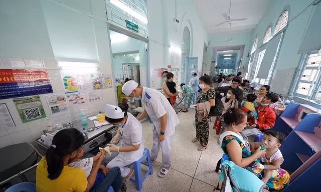 Trẻ mắc bệnh hô hấp tại khu vực phía Nam đang tăng nhanh trong gần một tháng qua. Ảnh: Phạm Nguyễn
