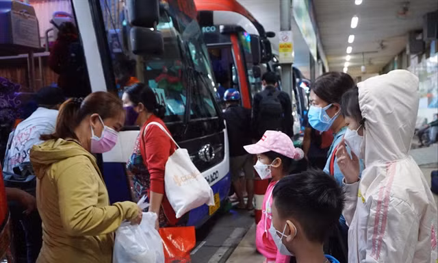 Lượng khách đến bến xe Miền Đông khởi sắc sau khi nhiều địa phương không yêu cầu cách ly người về quê ăn Tết. Ảnh: Hữu Huy