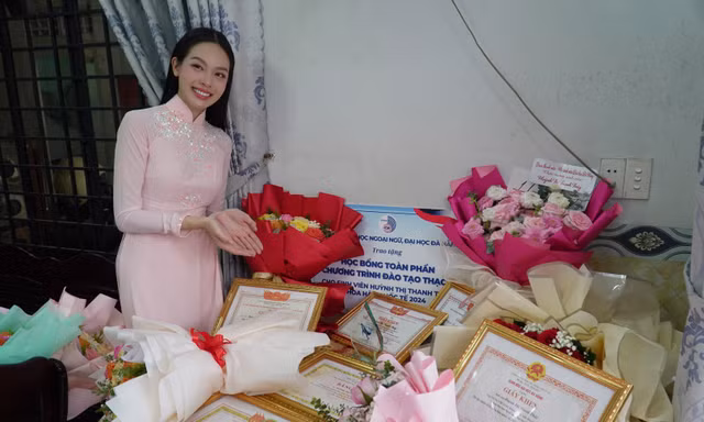 Hoa hậu Thanh Thủy với những thành tích học tập. Ảnh: Thanh Hiền