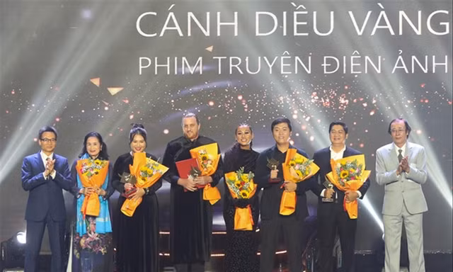 Phó Thủ tướng Vũ Đức Đam cùng NSND Trà Giang, Đào Bá Sơn trao giải Cánh diều Vàng cho ê-kíp “Đêm tối rực rỡ”