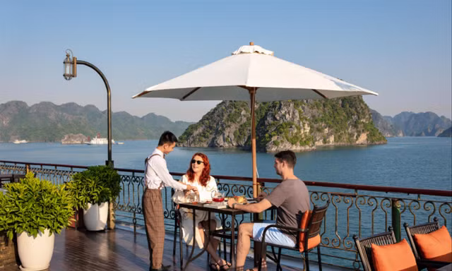 Du lịch nghỉ dưỡng biển, khám phá thiên nhiên vẫn là ưu tiên hàng đầu của khách nội địa. Ảnh: KỲ SƠN