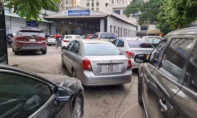 Xe ô tô xếp hàng dài trước trung tâm đăng kiểm 29.03V (Láng Thượng, Đống Đa)