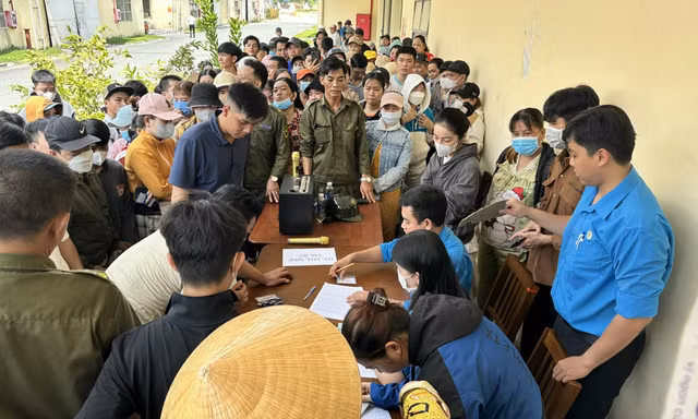 Công nhân Cty Hoàng Sinh - Bình Dương bị nợ lương và BHXH. Ảnh: H.C
