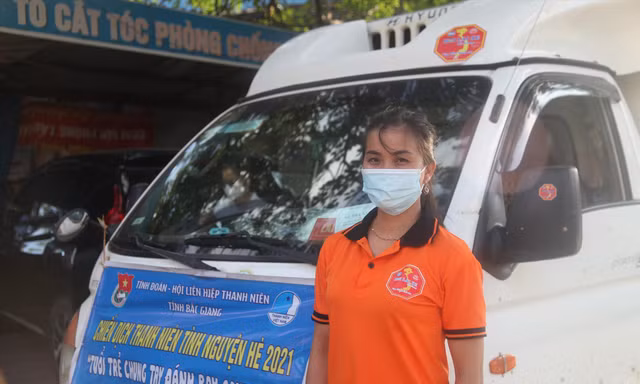 Chị Nguyễn Thị Lan vận chuyển lương thực, thực phẩm và vật tư y tế chống dịch đến huyện Sơn Động 