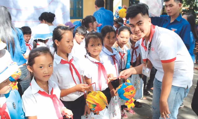 Bác sĩ Huỳnh Lê Thái Bão trong một lần đi thiện nguyện tặng quà cho trẻ em