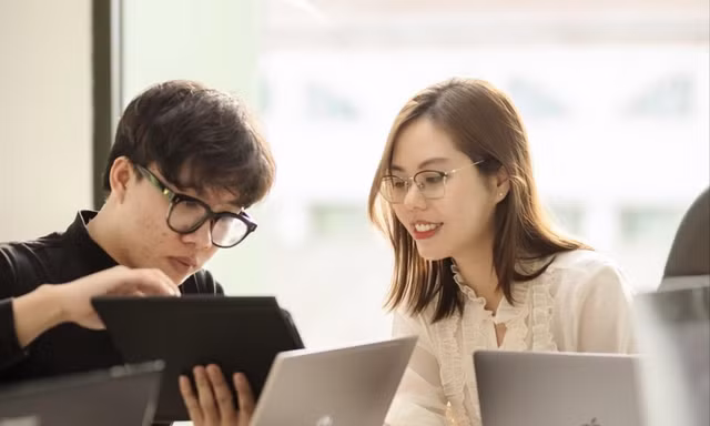 Nữ CEO Nguyễn Hồng Nhung cùng nhân viên thảo luận về hoạt động sáng tạo nội dung trong thời đại số