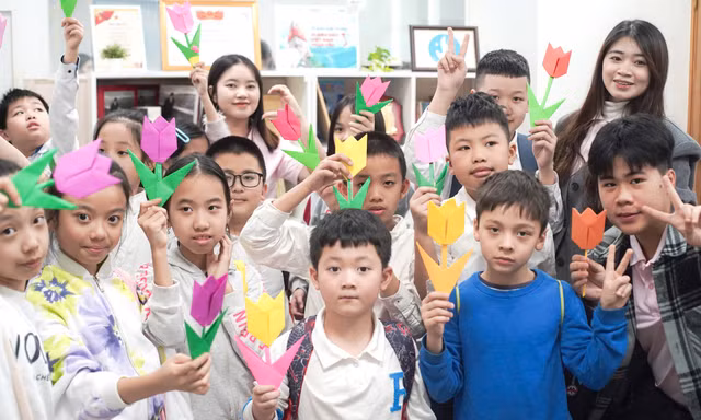 Các học sinh và giáo viên của Tiếng Việt Vui. Ảnh: NVCC