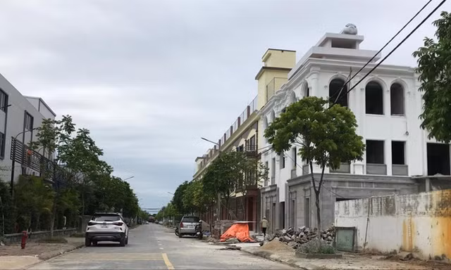 Các công trình có kiến trúc như biệt thự tại CCNLN Dương Liễu (Hoài Đức, Hà Nội). Ảnh: Long Vân