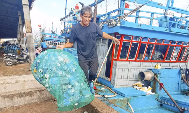 Ngư dân Bình Định mang túi rác thải nhựa từ biển vào bờ