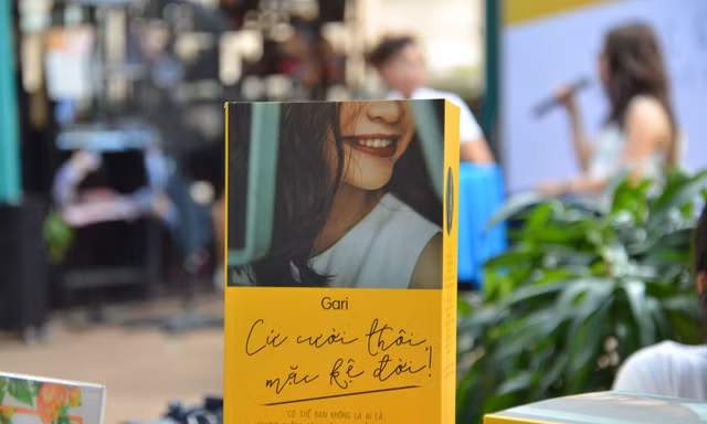 “Cứ Cười Thôi, Mặc Kệ Đời” và thông điệp: Đừng xấu hổ vì đã sống cho chính mình