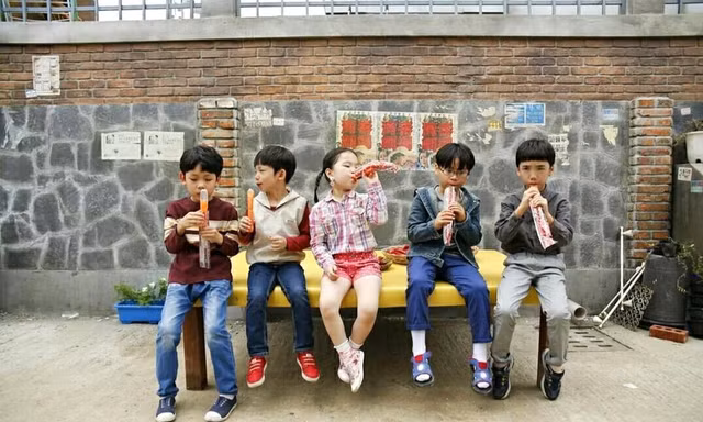 Nhìn phố Ssangmundong của “Reply 1988”, nhớ căn nhà cũ và vết tường nứt tuổi thơ