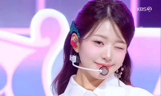 Jang Wonyoung lén làm điều này trong lúc trình diễn, netizen: "Dễ thương quá!"
