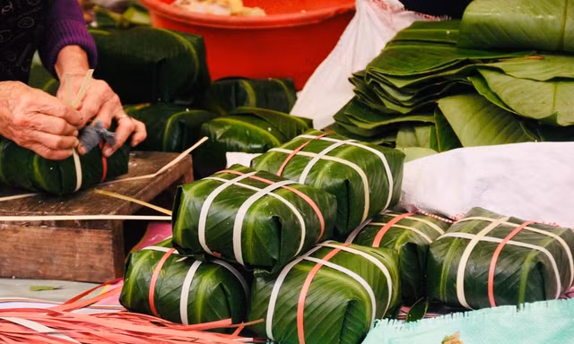 Về nhà gói bánh chưng cho bà: Đối với tôi, Tết dẫu có mệt vẫn thấy vui như trẩy hội!