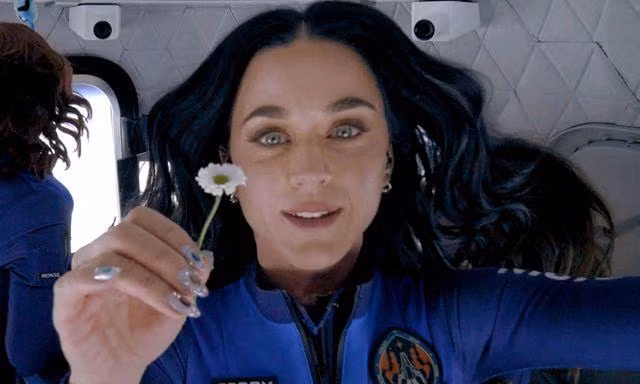 Đối mặt với những chỉ trích, Katy Perry hối hận vì bay ra ngoài không gian?