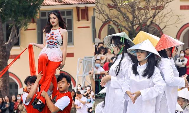 Teen biểu diễn văn nghệ mừng Ngày nhà giáo Việt Nam, trường nào cũng "nghệ cả củ"!