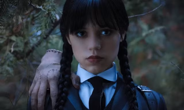 “Wednesday” của Tim Burton: Chưa đủ ma quái nhưng vẫn độc đáo, không xem thì phí!