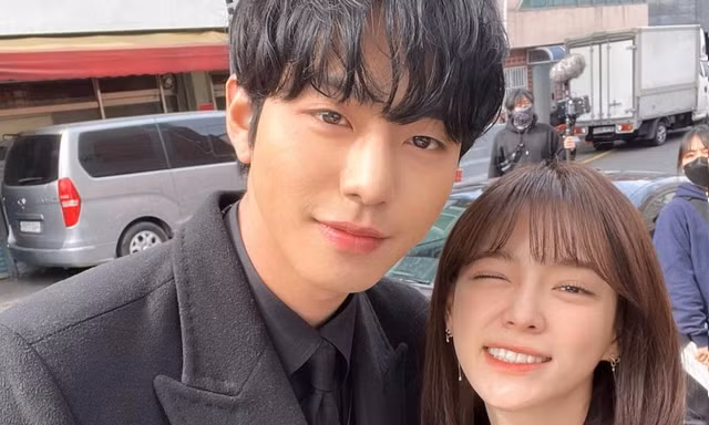 Hẹn Hò Chốn Công Sở: Biên kịch là fan BTS, Ahn Hyo Seop là đồng đội với "tình địch"