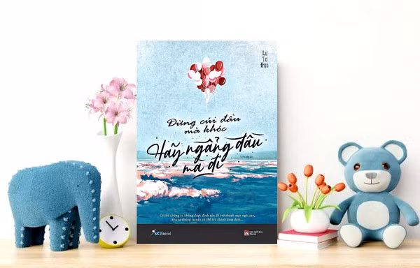 Đừng Cúi Đầu Mà Khóc, Hãy Ngẩng Đầu Mà Đi: Dẫn đường cho tuổi trẻ bớt chênh vênh