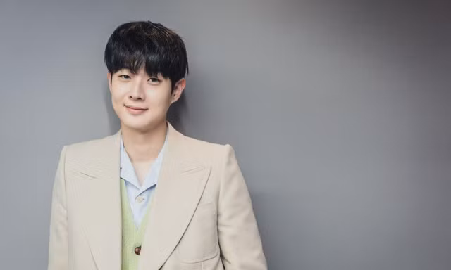 Biết về Choi Woo Sik của “Our Beloved Summer”: Ghét hạ, yêu đông và tài hội họa khó tả