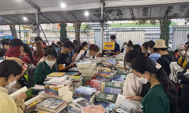 Hội sách TP.HCM tháng 11: Nhiều đầu sách hay giảm giá sâu, thậm chí bán theo cân