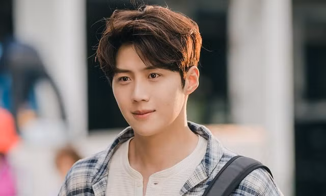 Cuộc đời như vai diễn, Kim Seon Ho đã được “làng Gongjin” đời thực “cõng” qua giông bão