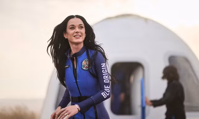 Nhiều người nổi tiếng chỉ trích hành động bay vào không gian của Katy Perry
