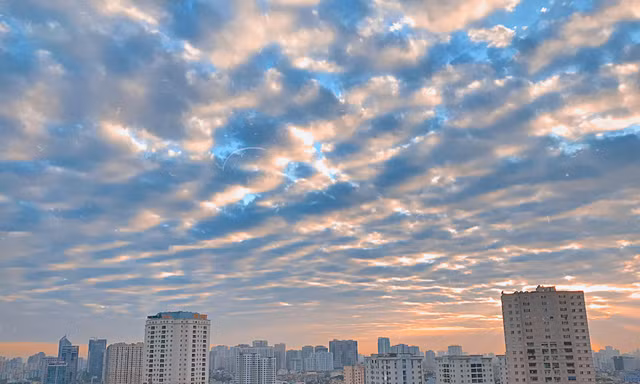 Hà Nội mùa Thu siêu đẹp: Không cần lên cao nguyên vì trời hôm nay nhiều mây cực 