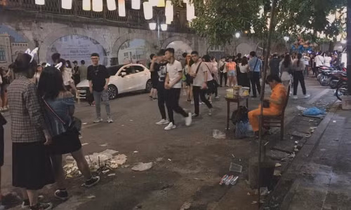 Sốc với hình ảnh đường phố Hà Nội ngập trong rác sau đêm Trung Thu