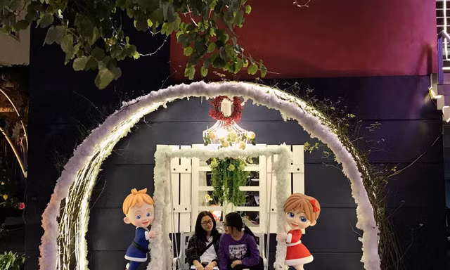 Đại học Thăng Long ngập tràn không khí Giáng sinh sớm, hội sinh viên tha hồ “sống ảo“