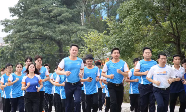 Hưởng ứng những bước chân vì cộng đồng xây nhà văn hóa tặng đồng bào Rơ Măm