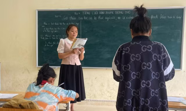 Cô giáo dạy văn băng đèo, vượt dốc vận động học sinh đến trường