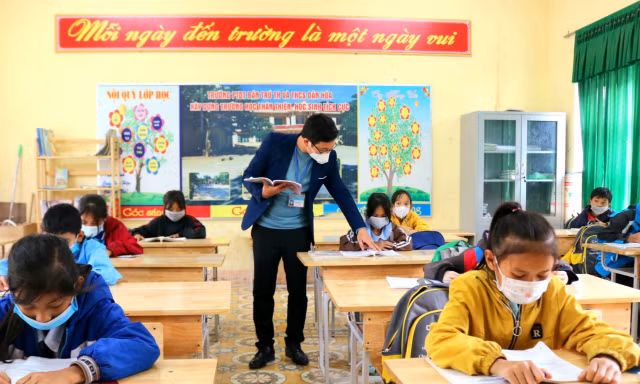 Xa nhà hơn 80 km, thầy giáo gác lại niềm riêng, ‘cõng chữ’ đến vùng cao biên giới