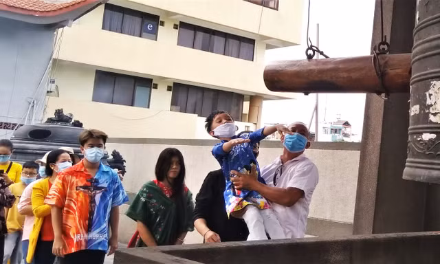 Người Sài Gòn xếp hàng dài đánh chuông ngày đầu năm mới 