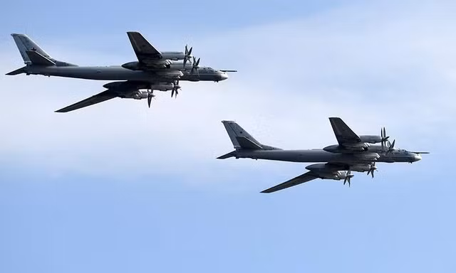 Hai máy bay ném bom chiến lược Tu-95MS Nga tuần tra trên biển Barents và biển Na Uy 