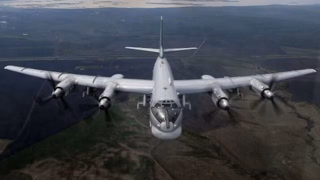 Hai máy bay ném bom Tu-95MS của Nga xuất hiện gần biên giới NATO