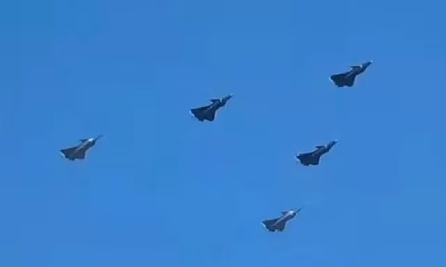Dàn 'mãnh long' J-20A của Trung Quốc xuất hiện, hé lộ lễ duyệt binh quy mô lớn