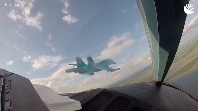 Cường kích ném bom Su-34 Nga tấn công sở chỉ huy và xe bọc thép Ukraine 