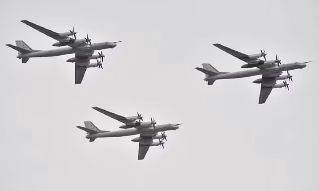 11 máy bay ném bom chiến lược Tu-95MS của Nga đồng loạt cất cánh