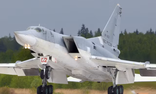 Ukraine tuyên bố tấn công máy bay ném bom Tu-22M3 của Nga