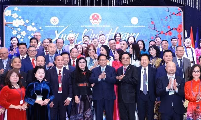 Thủ tướng và Phu nhân dự Chương trình Xuân Quê hương của người Việt tại Séc